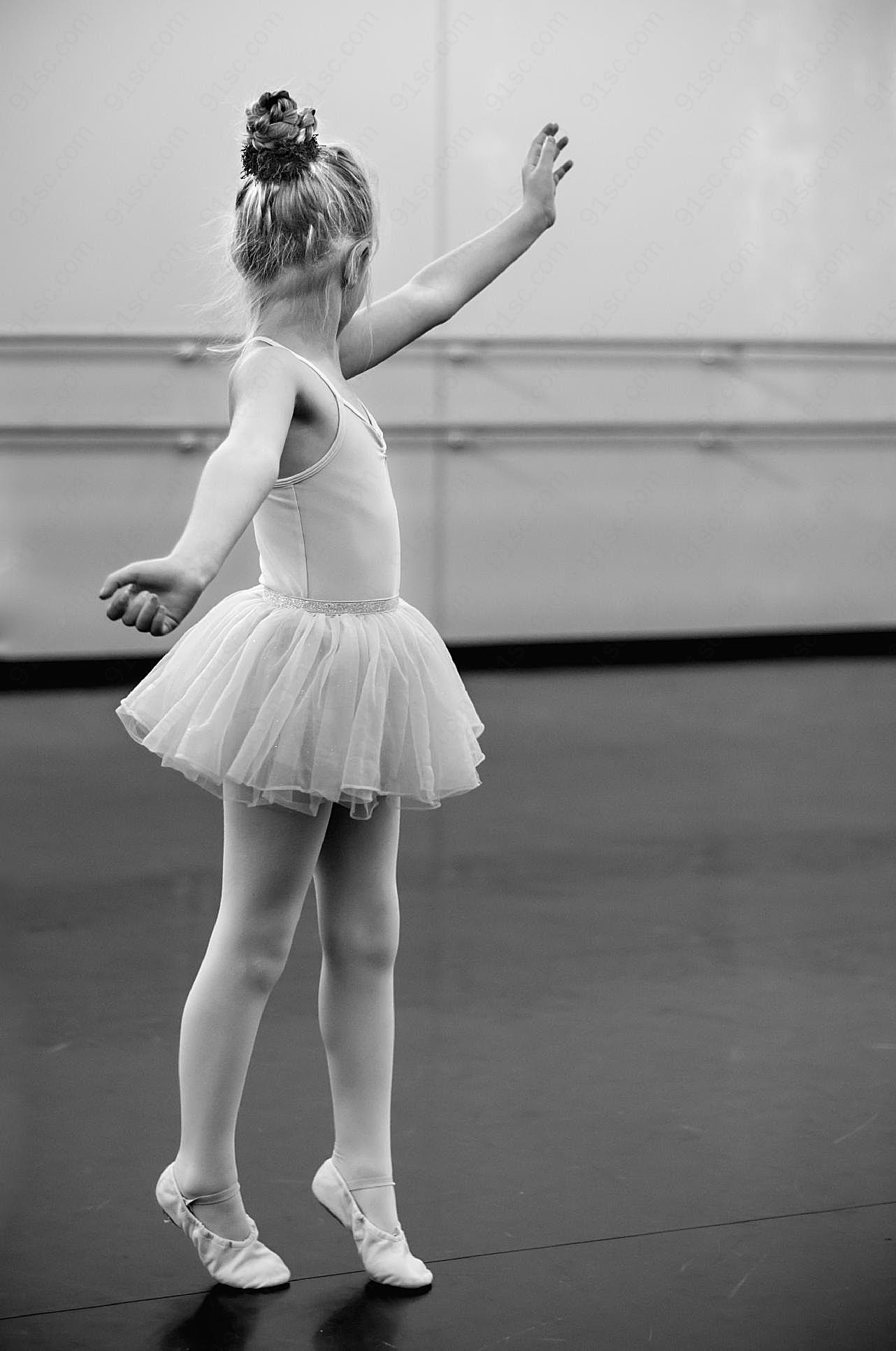 跳芭蕾舞女孩图片人物速写