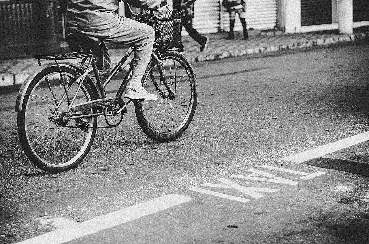 骑自行车黑白摄影图高清