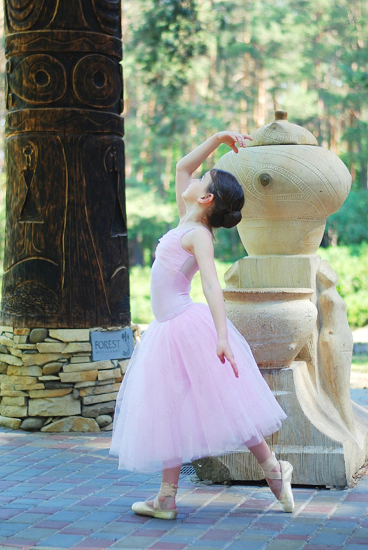 跳芭蕾舞的小女孩图片人物