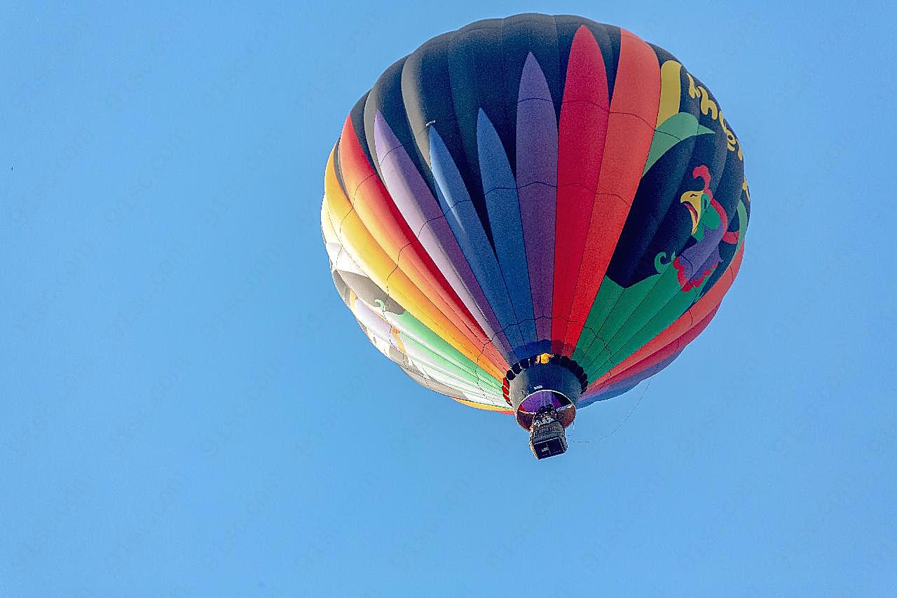 热气球高空降落图片高清摄影