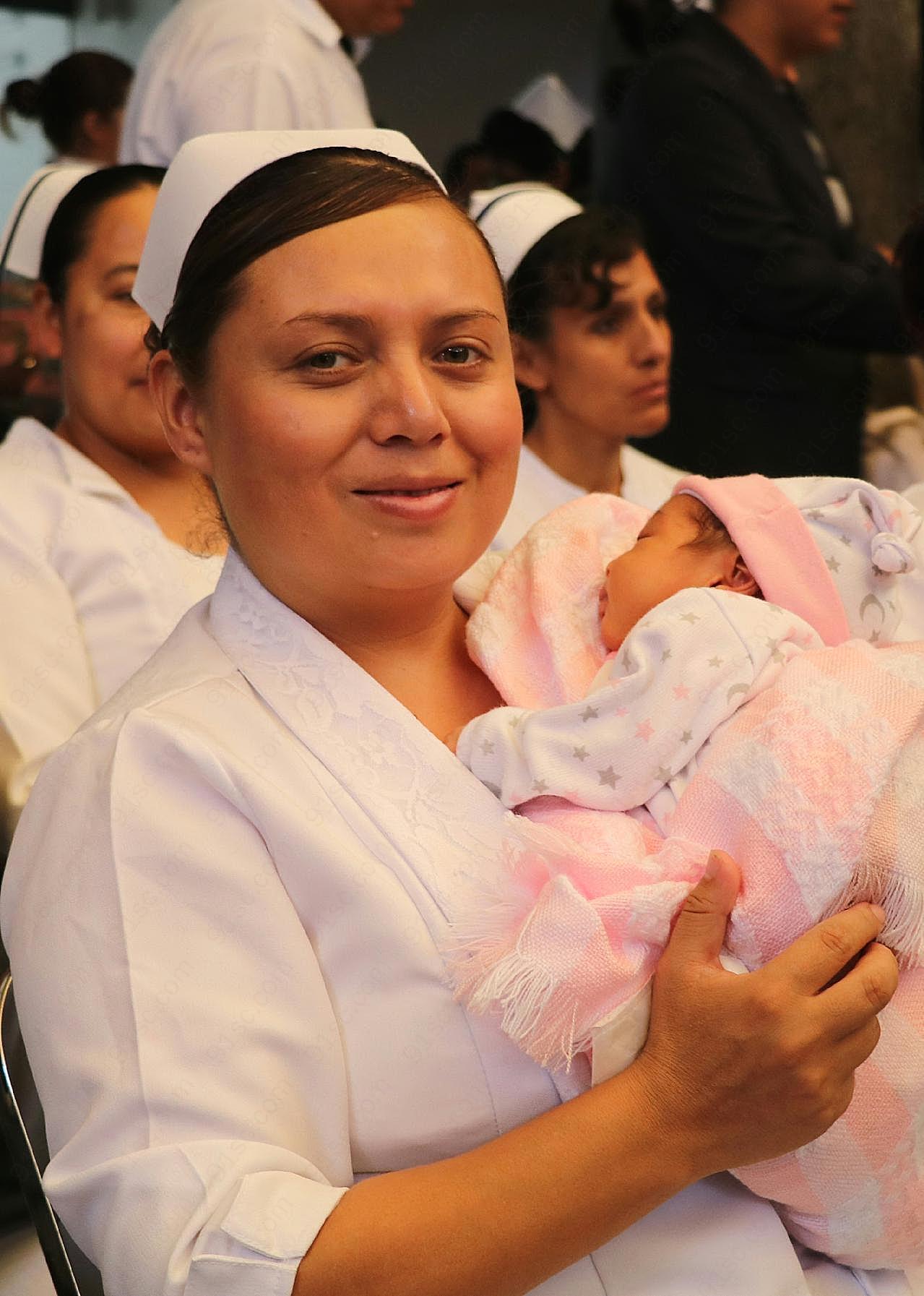 抱着婴儿的护士图片摄影