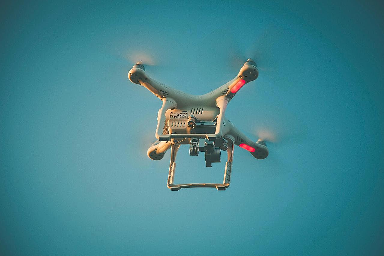 天空中无人机图片网络科技