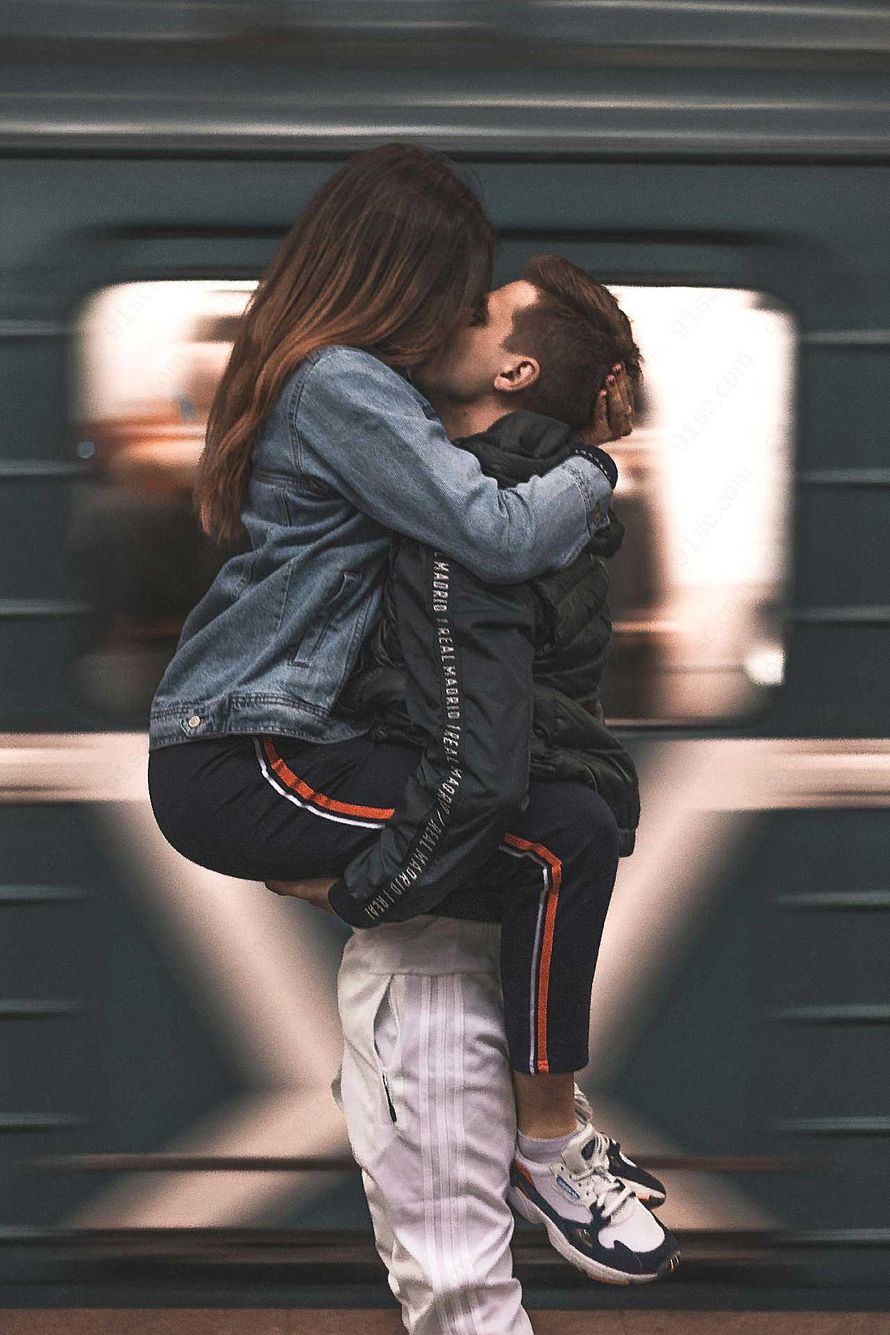情侣抱高高接吻图片摄影