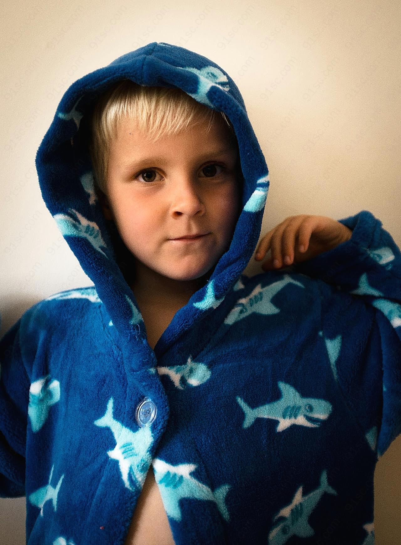 海豚睡衣男孩图片人物速写
