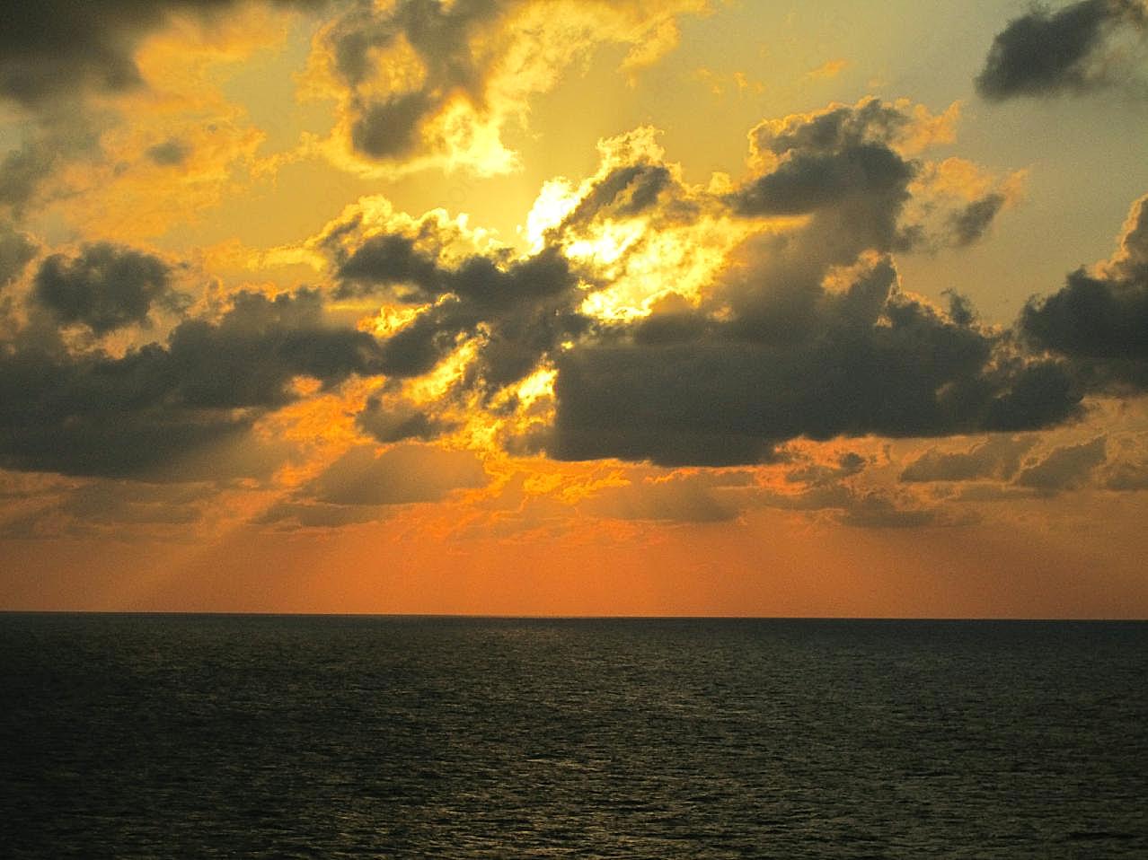 海平面日落图片黄昏