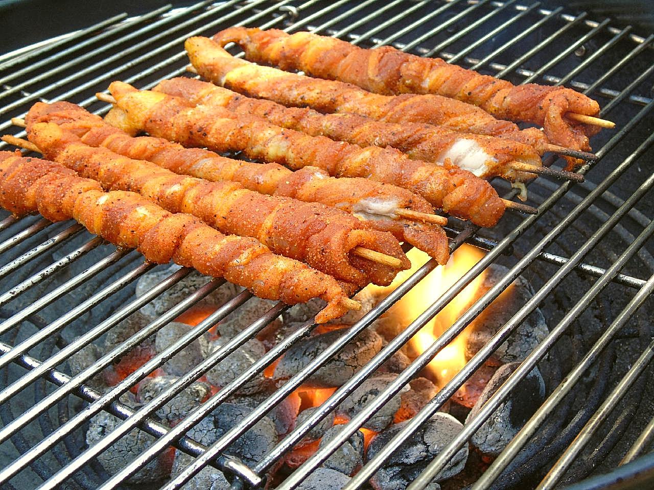 铁架上烤肉串图片食物
