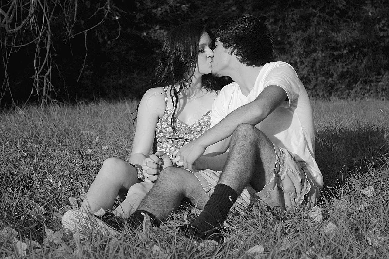 情侣接吻黑白图片人物摄影