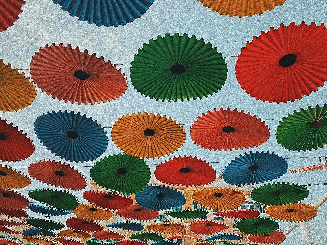 五彩纸雨伞天幕图片生活