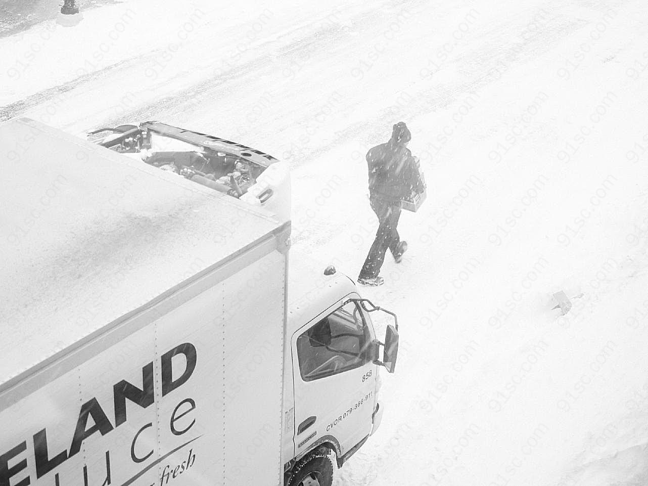 风雪中的男人图片高清摄影