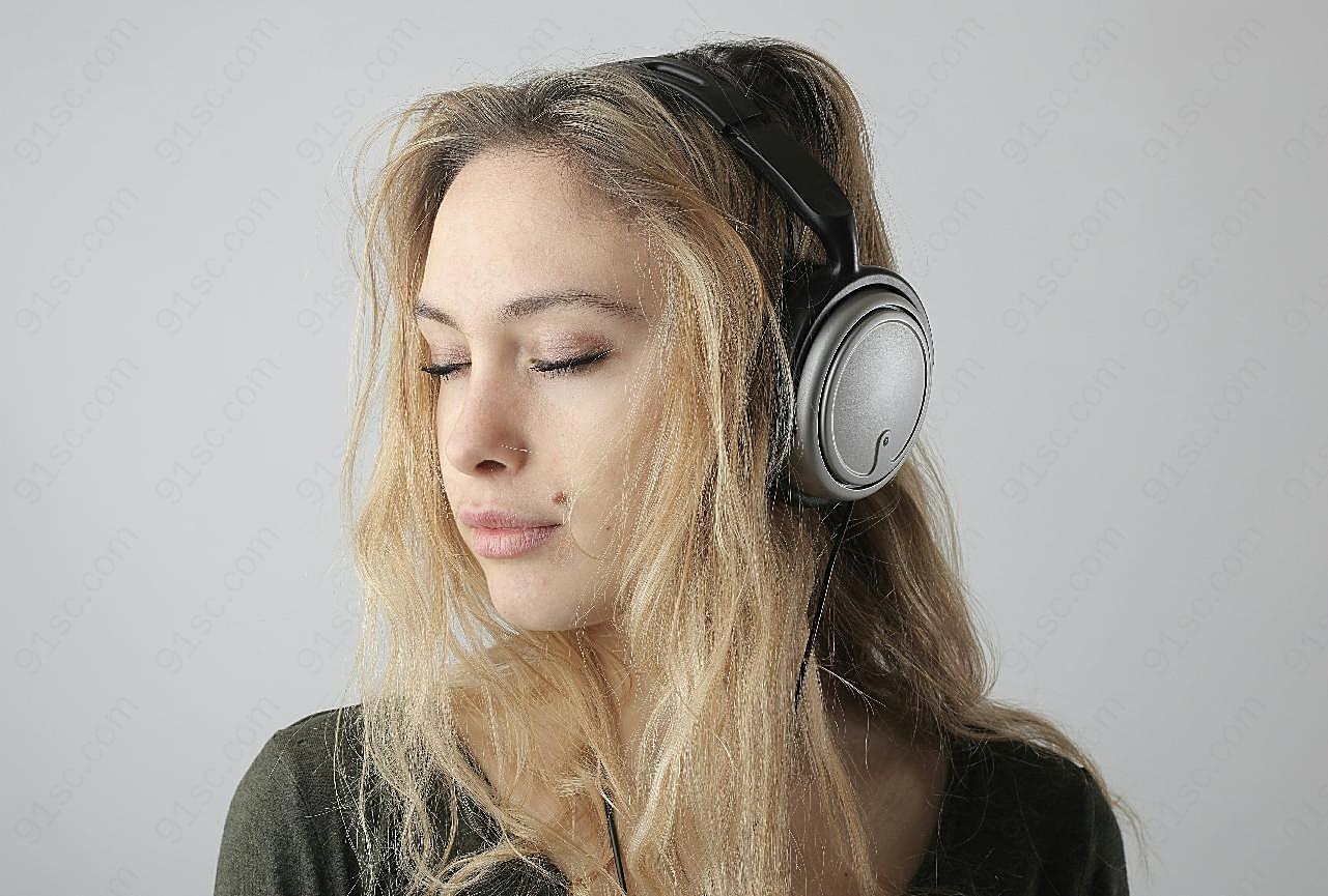 聆听音乐的金发人物高清