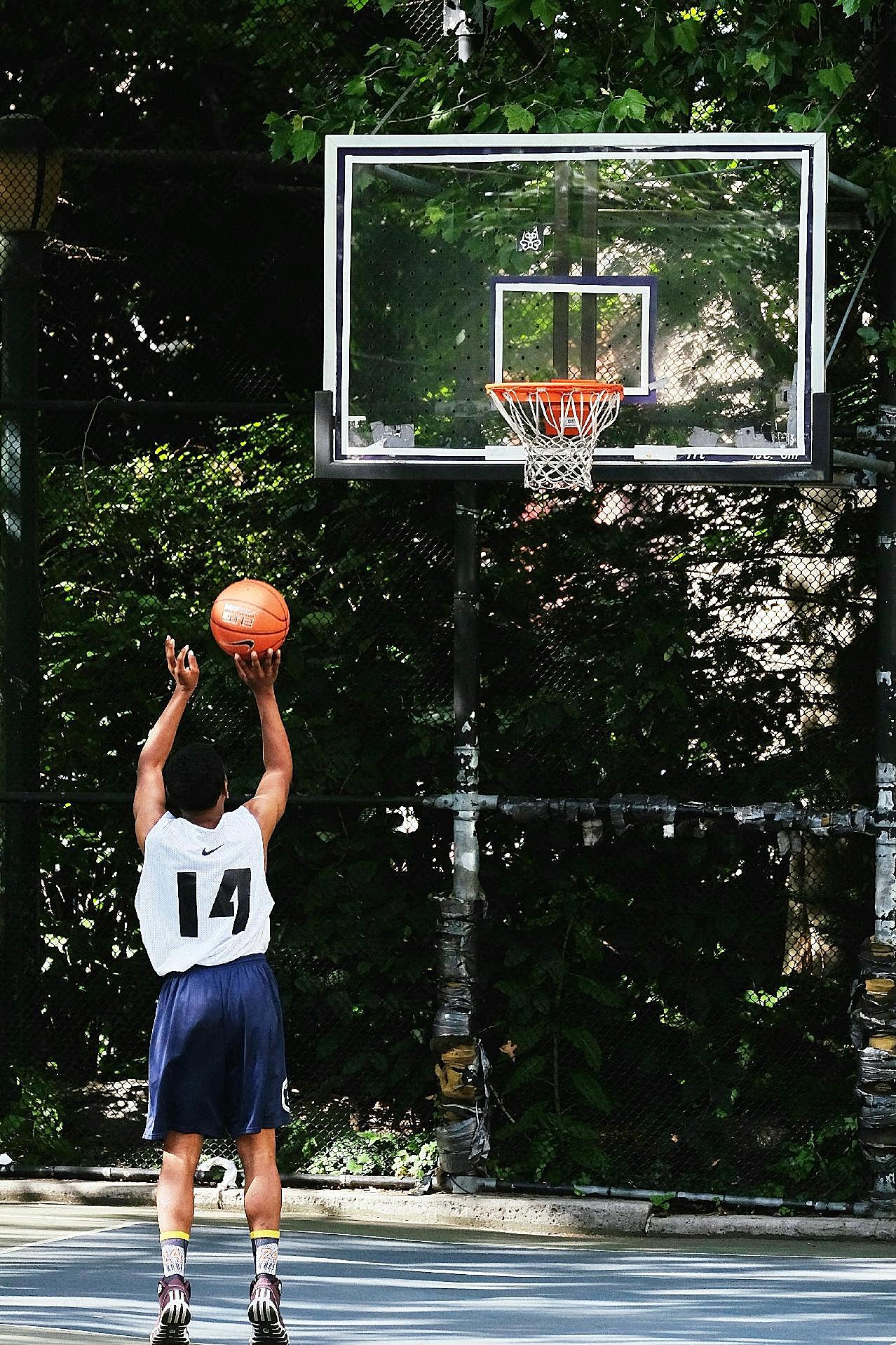 阳光下打篮球唯美图片体育运动