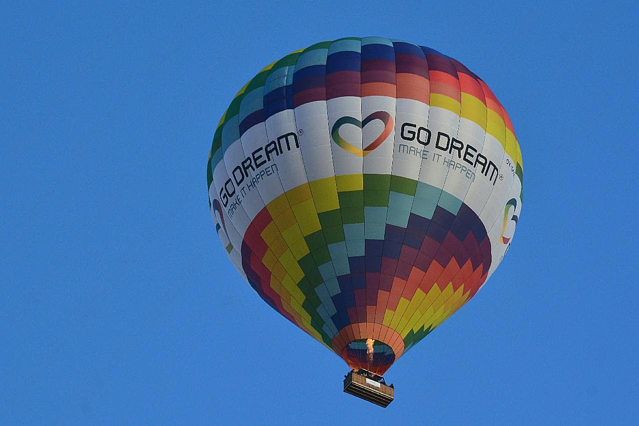 高空飞升热气球图片夏日色彩图片