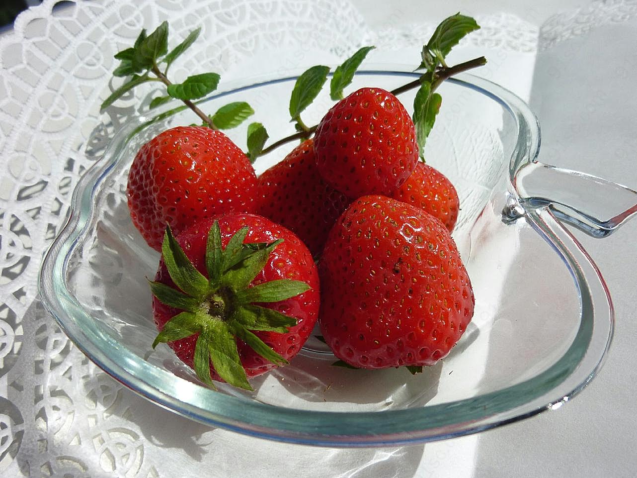 鲜红草莓图片高清生物