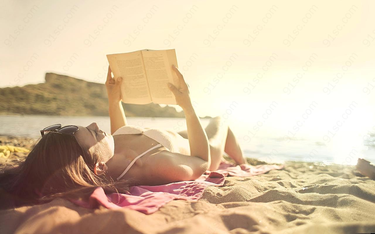 躺在沙滩上看书的高清人物