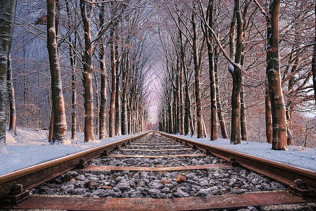 雪后阳光火车轨道图交通摄影