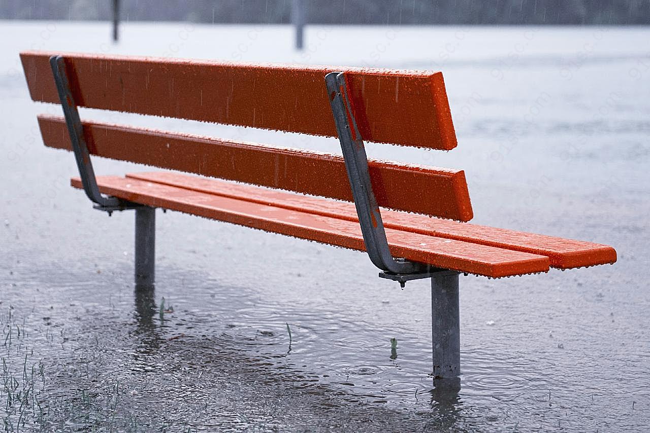雨中的长椅图片桌椅