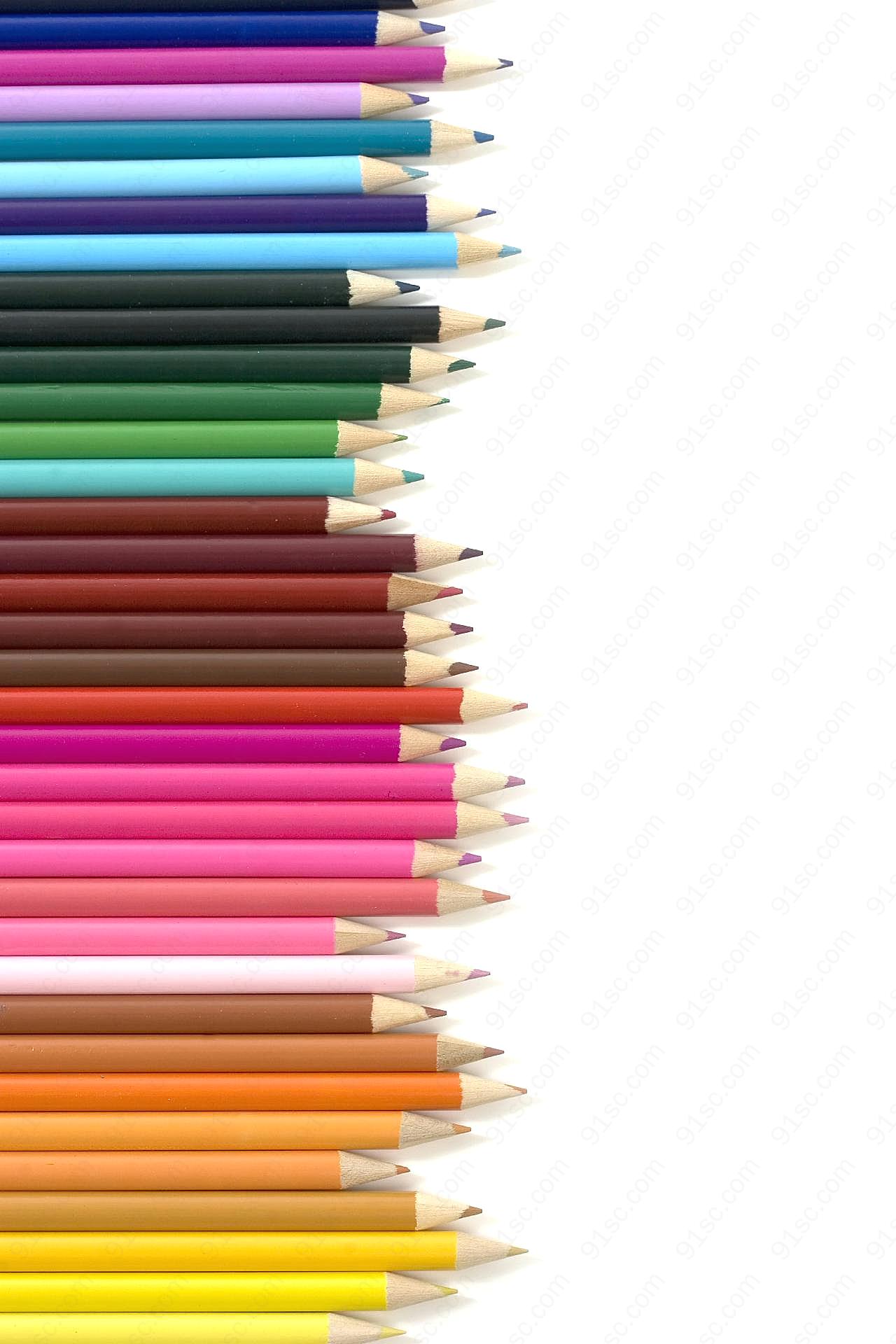 排列的彩色铅笔学习办公