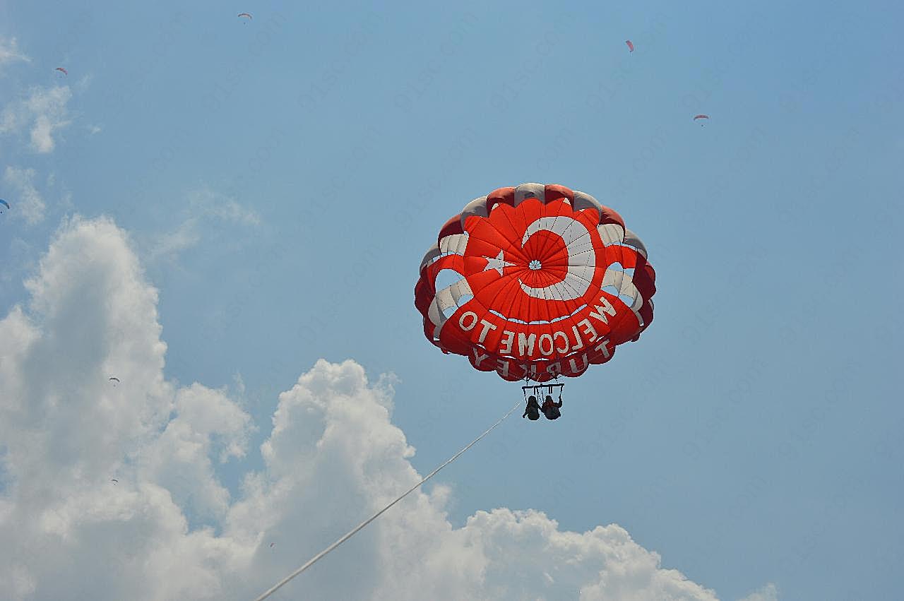 空中悬挂滑翔伞图片文化