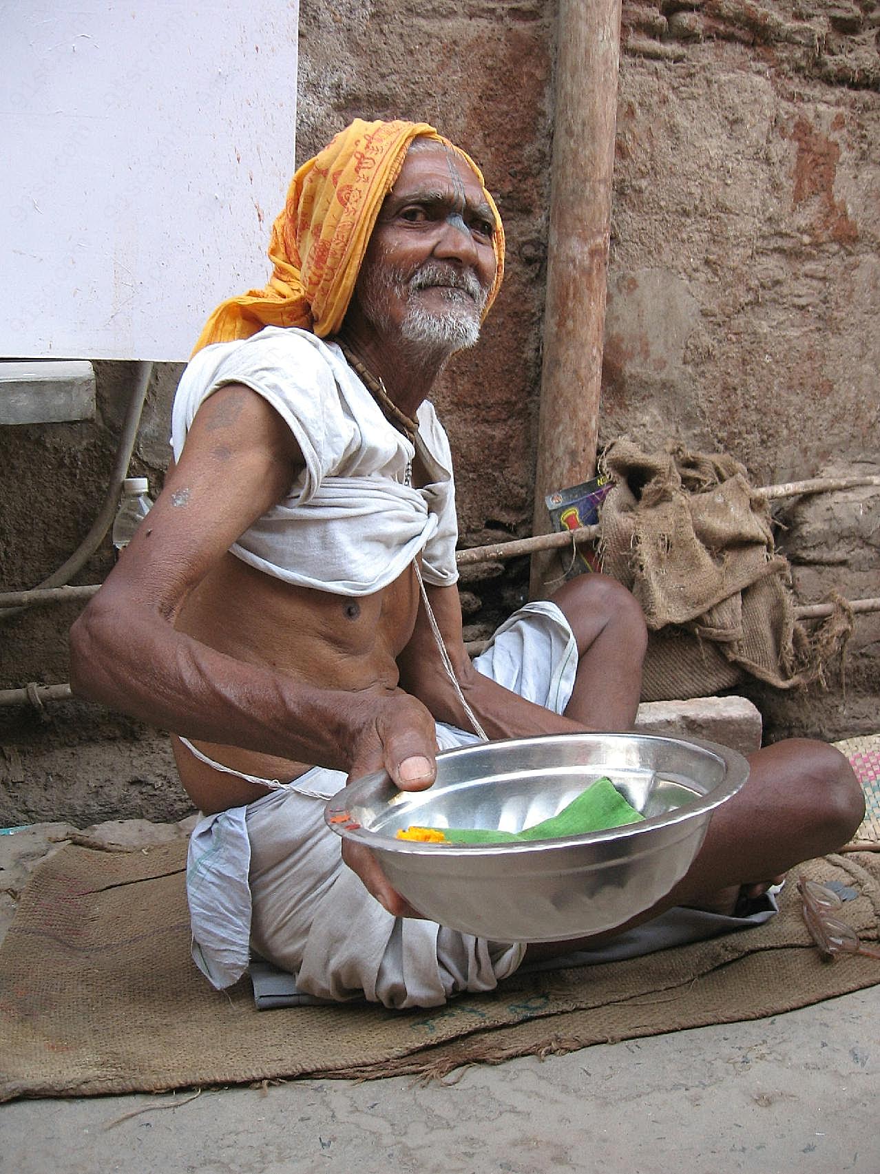 街头乞讨的印度老人高清