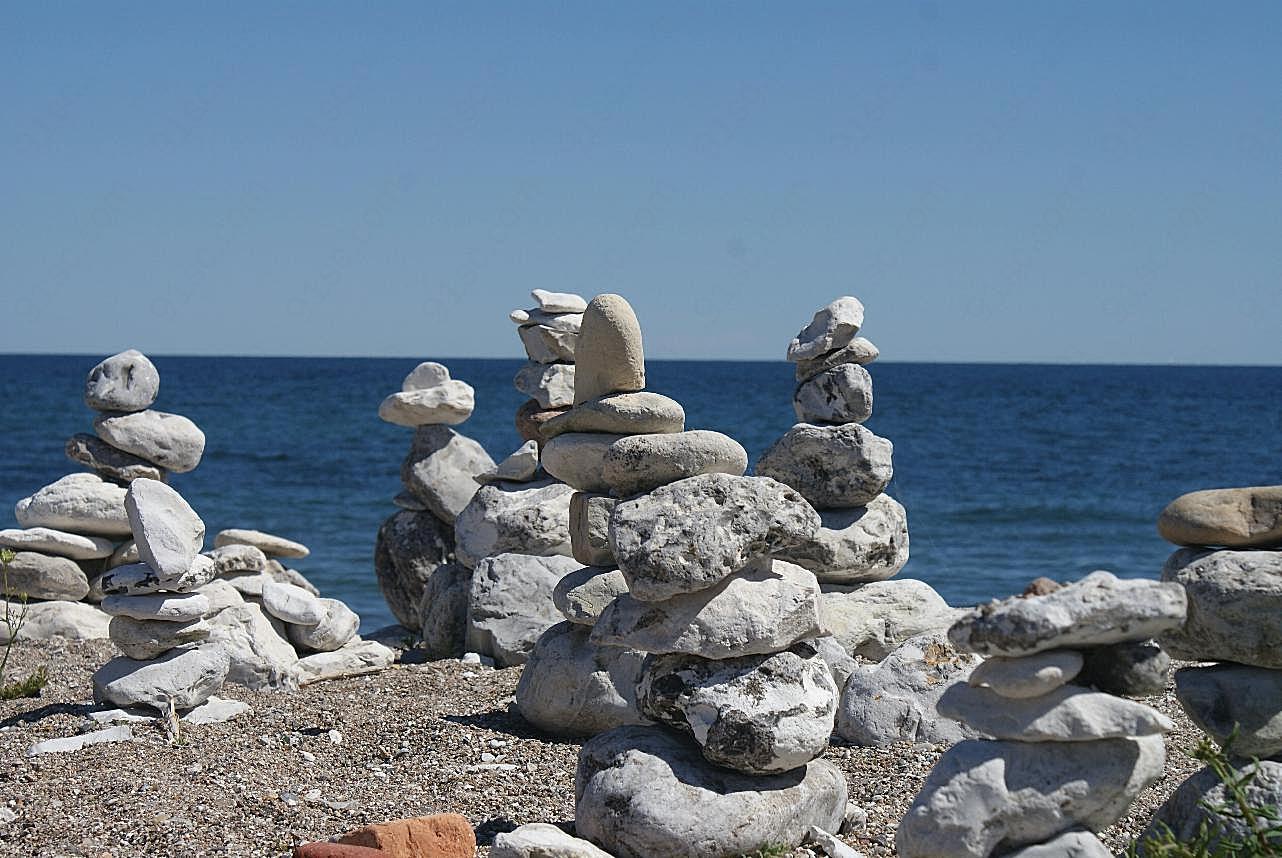 海滩石头堆叠景观图片怪石图片