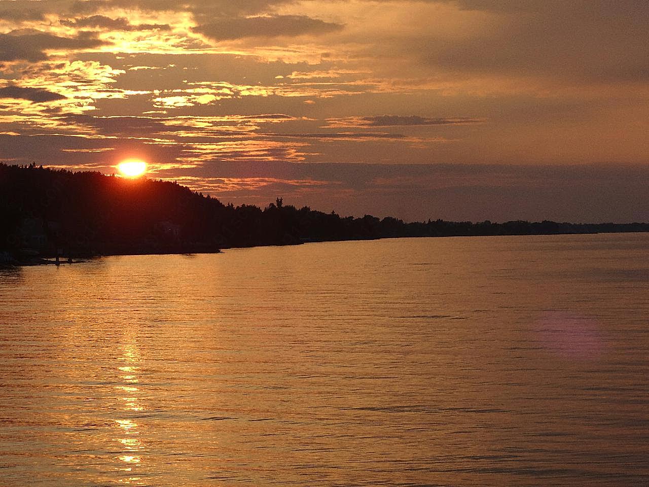 湖面日落景图片摄影
