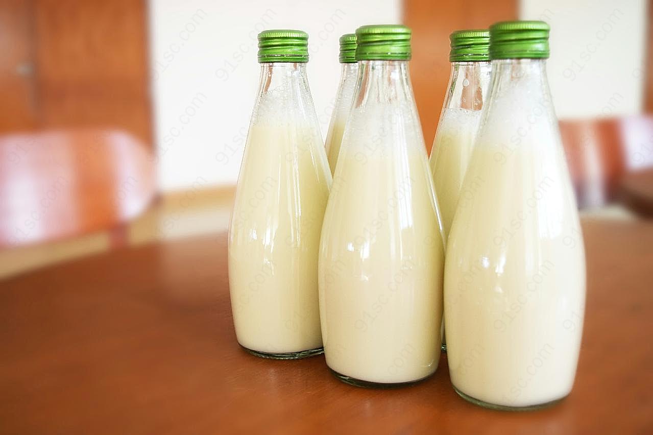 玻璃瓶装牛奶图片摄影
