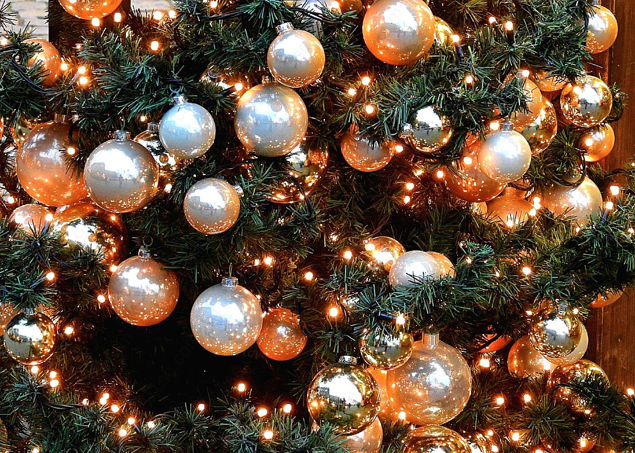 圣诞树装饰彩球图片摄影