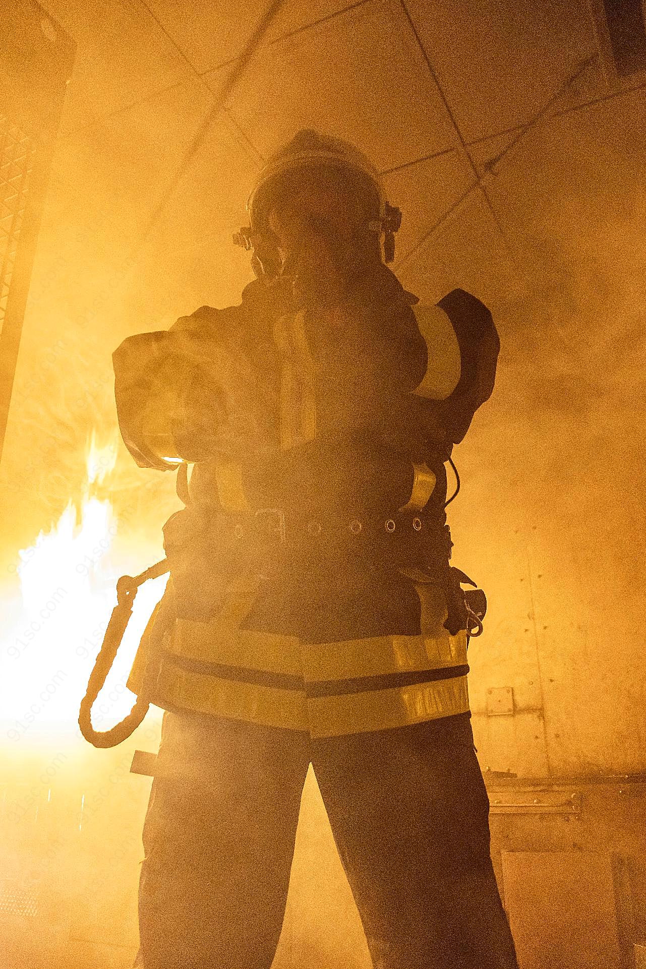 消防员救火形象图片人物摄影
