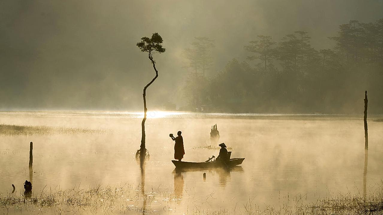 湖中小船自然风景高清摄影