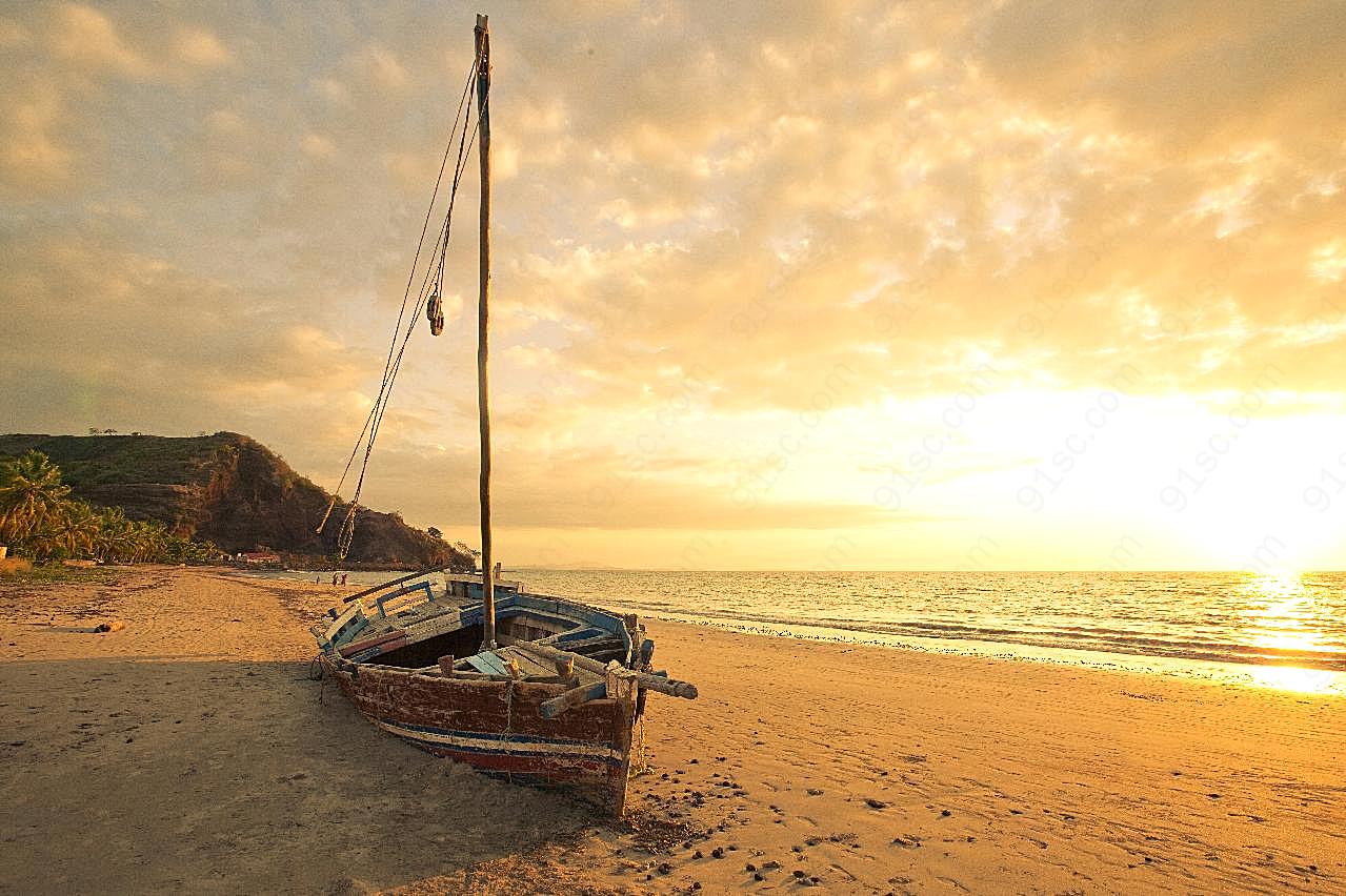 海边日出沙滩小船图片自然