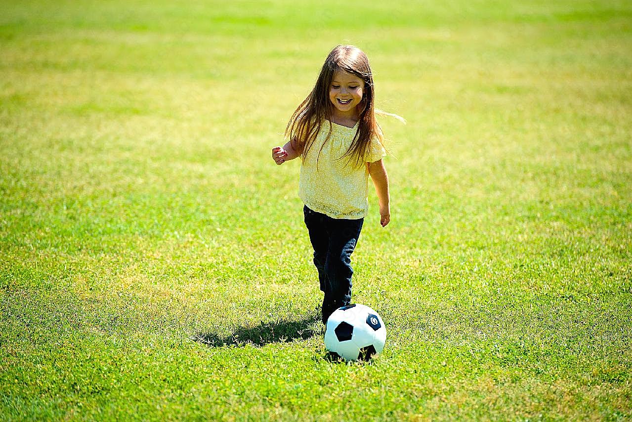 小女孩踢足球图片摄影高清