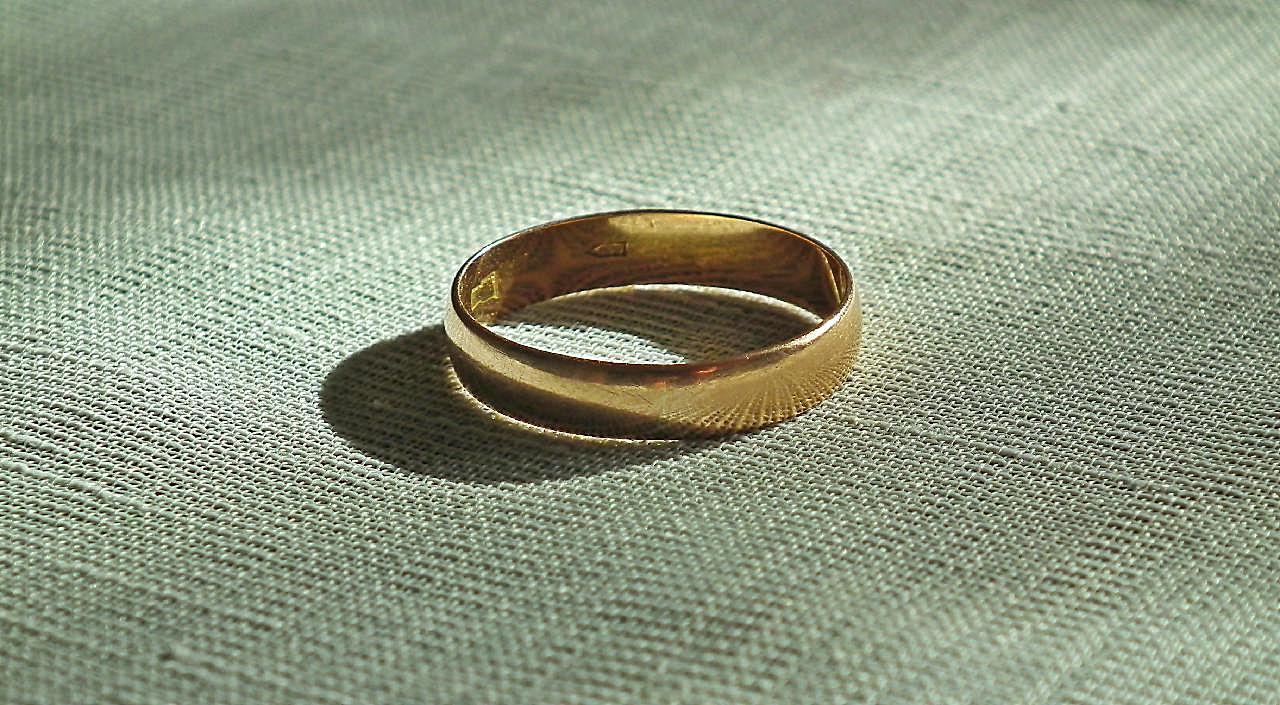 一个结婚金戒指图片婚礼饰品
